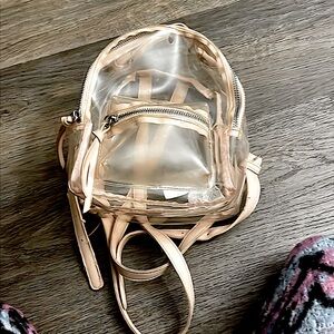 Hi Im selling this forever 21 bag there’s nothing wrong with it I only wear it 2
